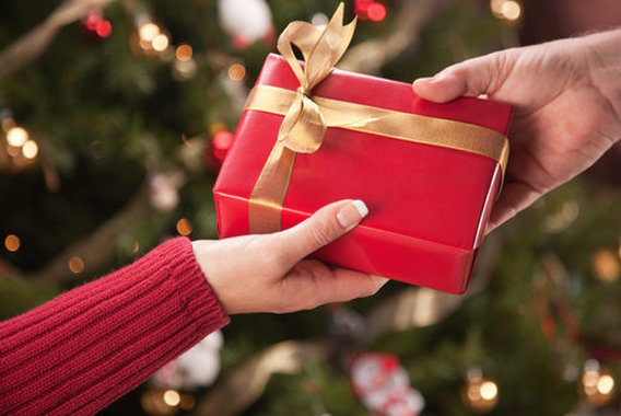 family-christmas-gift.jpg
